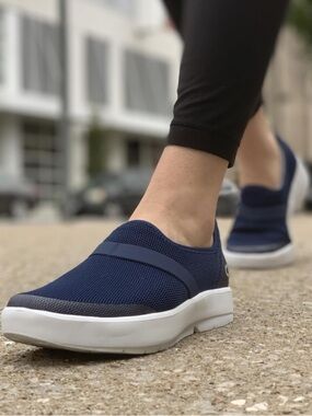 OOFOS Navy Slip-On Mesh Athletic Shoes